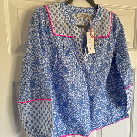 NWT Vineyard Vines blue white tile medallion print top S - Picture 2 of 9